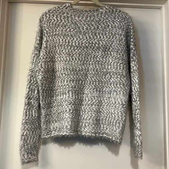 NWT Chelsea & Violet Large Gray and White Fuzzy Fringe Sweater - Picture 6 of 6